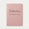 Protège carnet de santé personnalisé Valentina — Rose dragée — prénom « Valentina » gravé, ornement Liane