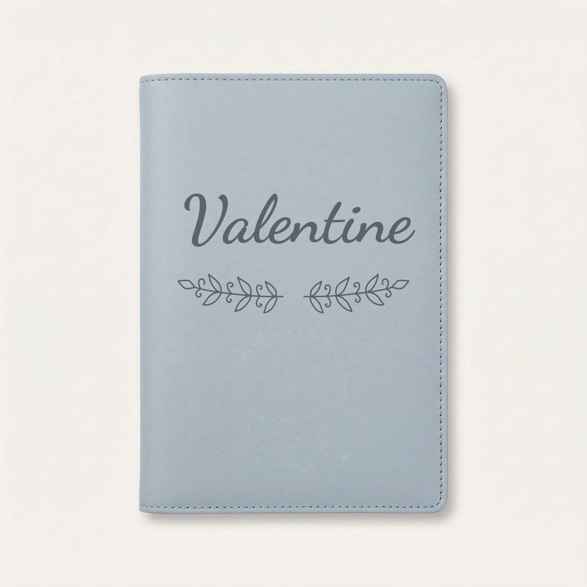 Protège carnet de santé personnalisé Valentine — Bleu nuage — prénom « Valentine » gravé, ornement Volutes