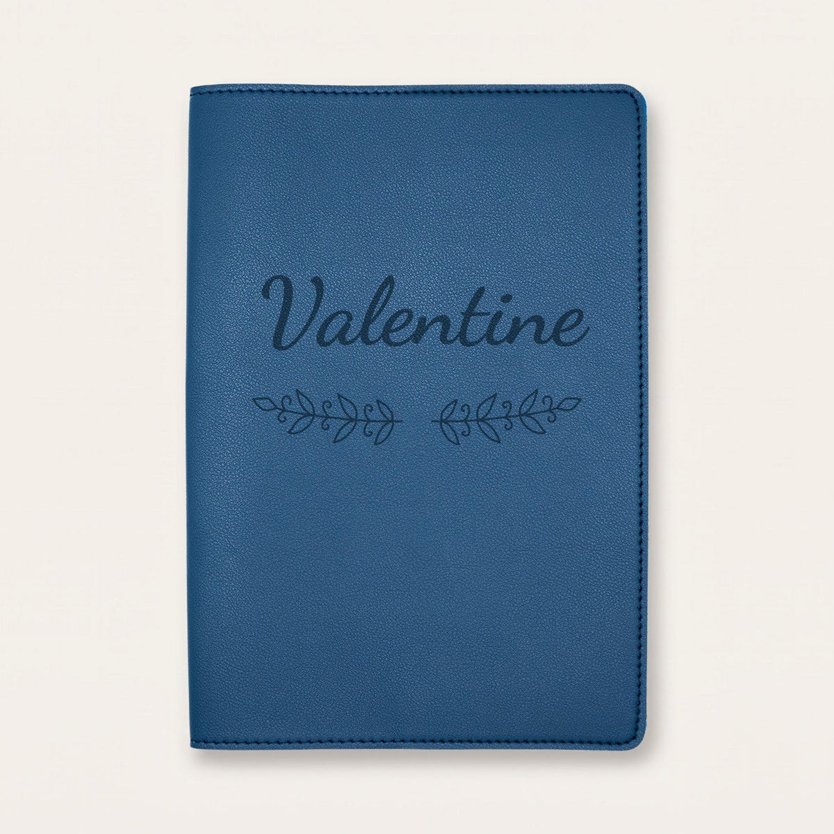 Protège carnet de santé personnalisé Valentine — Bleu nuit — prénom « Valentine » gravé, ornement Volutes
