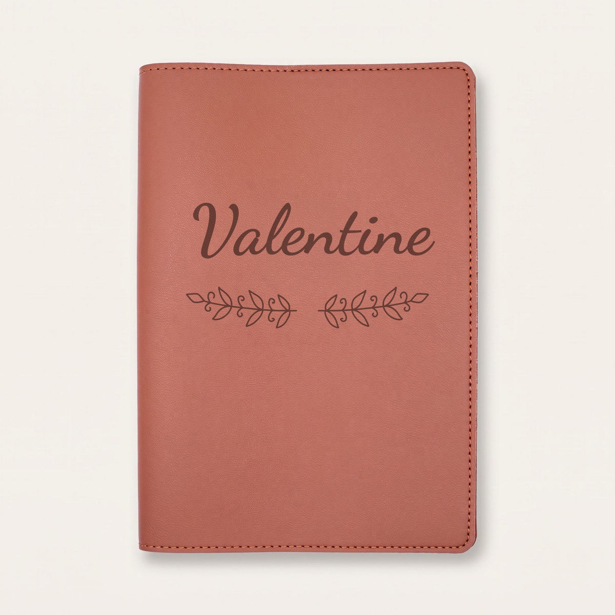Protège carnet de santé personnalisé Valentine — Chocolat — prénom « Valentine » gravé, ornement Volutes