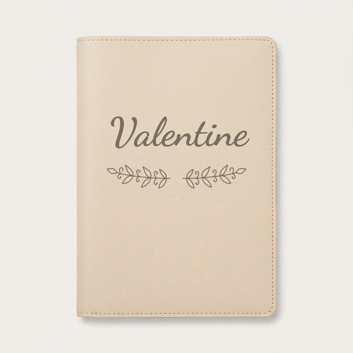 Protège carnet de santé personnalisé Valentine — Crème vanille — prénom « Valentine » gravé, ornement Volutes