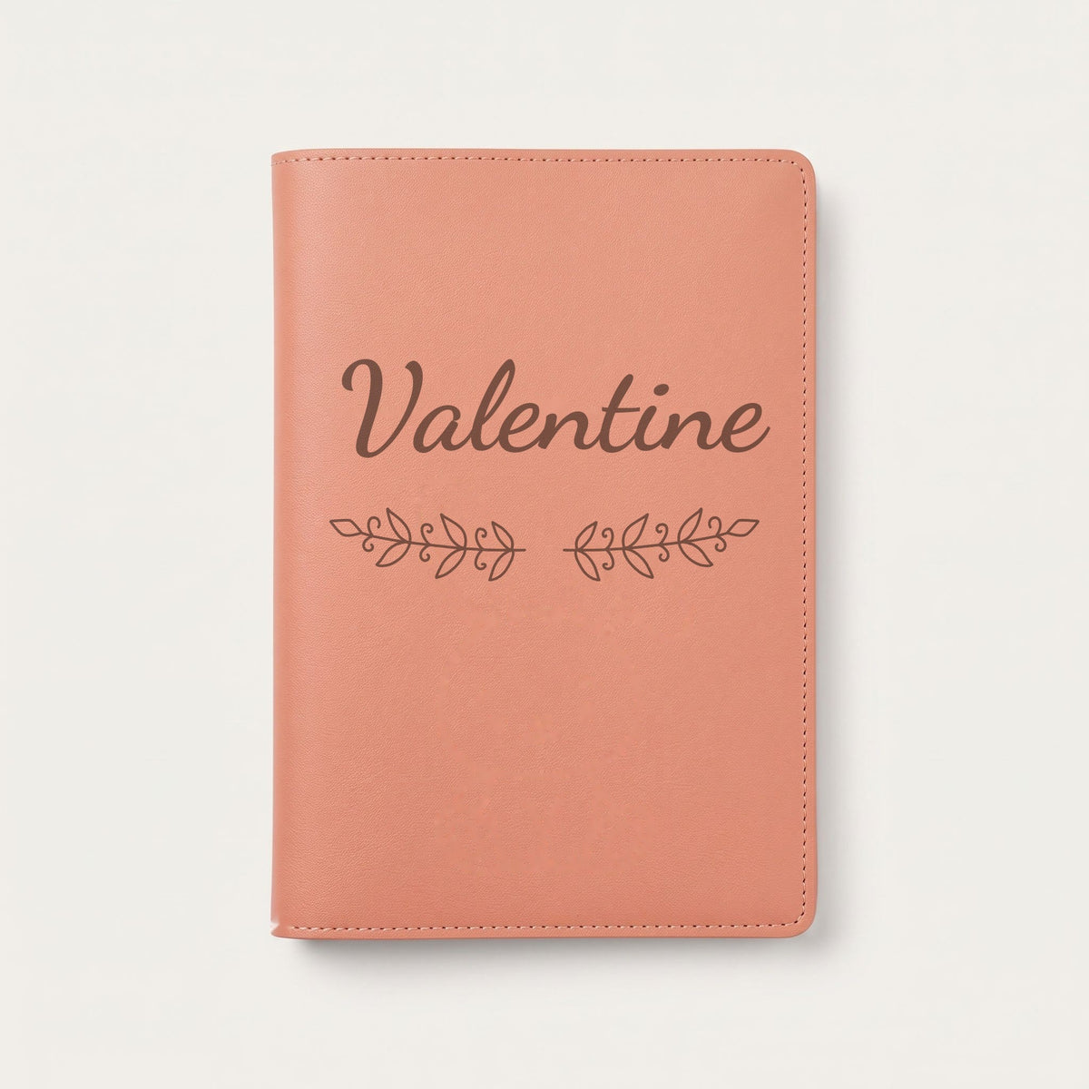 Protège carnet de santé personnalisé Valentine — Terracotta — prénom « Valentine » gravé, ornement Volutes