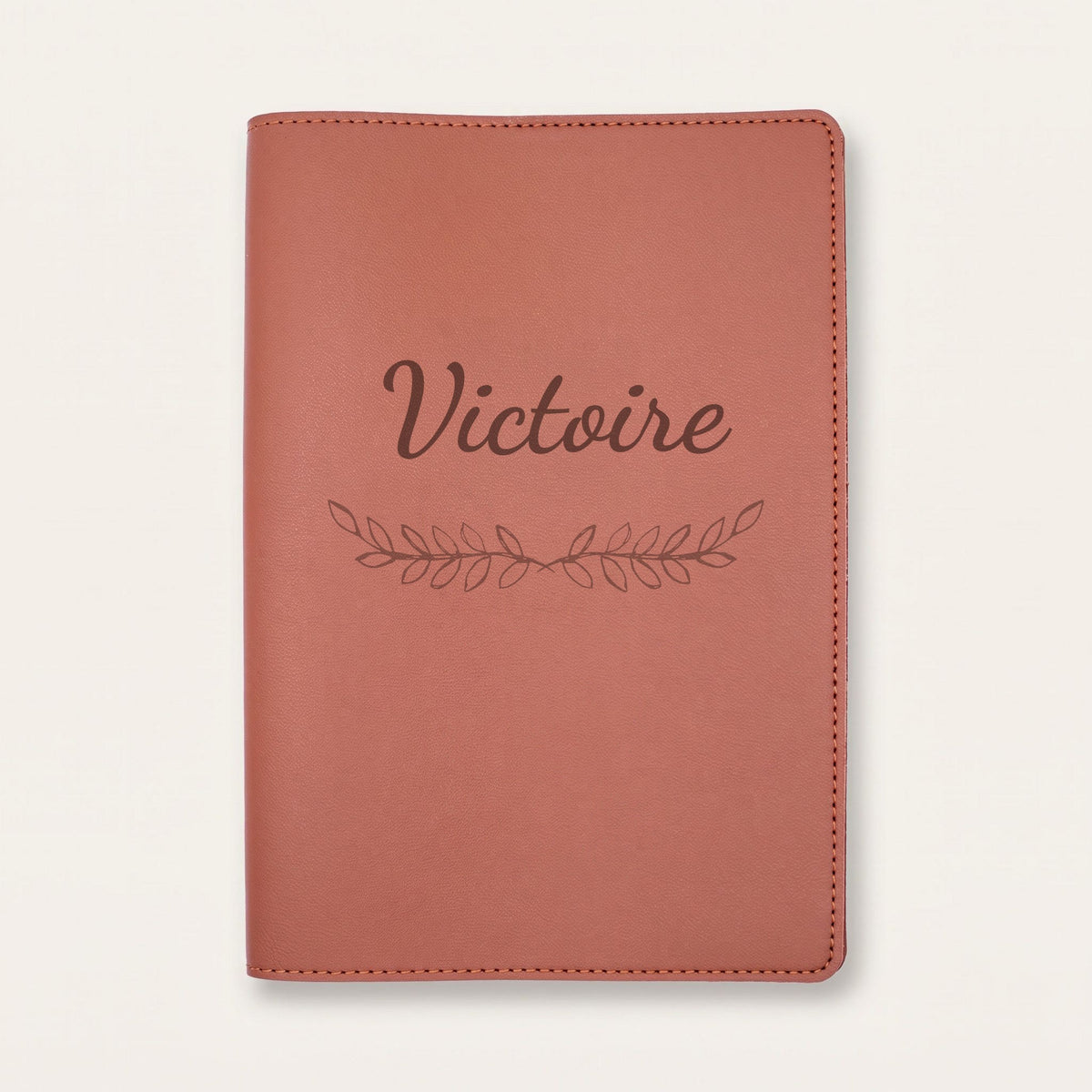 Protège carnet de santé personnalisé Victoire — Chocolat — prénom « Victoire » gravé, ornement Feuillage