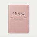 Protège carnet de santé personnalisé Victoire — Rose dragée — prénom « Victoire » gravé, ornement Feuillage