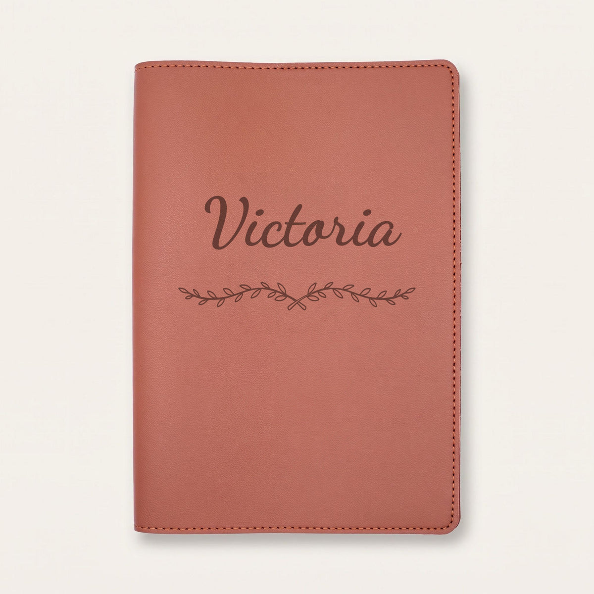 Protège carnet de santé personnalisé Victoria — Chocolat — prénom « Victoria » gravé, ornement Liane