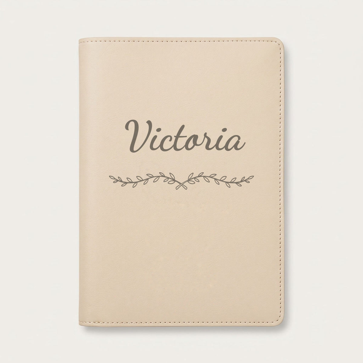 Protège carnet de santé personnalisé Victoria — Crème vanille — prénom « Victoria » gravé, ornement Liane