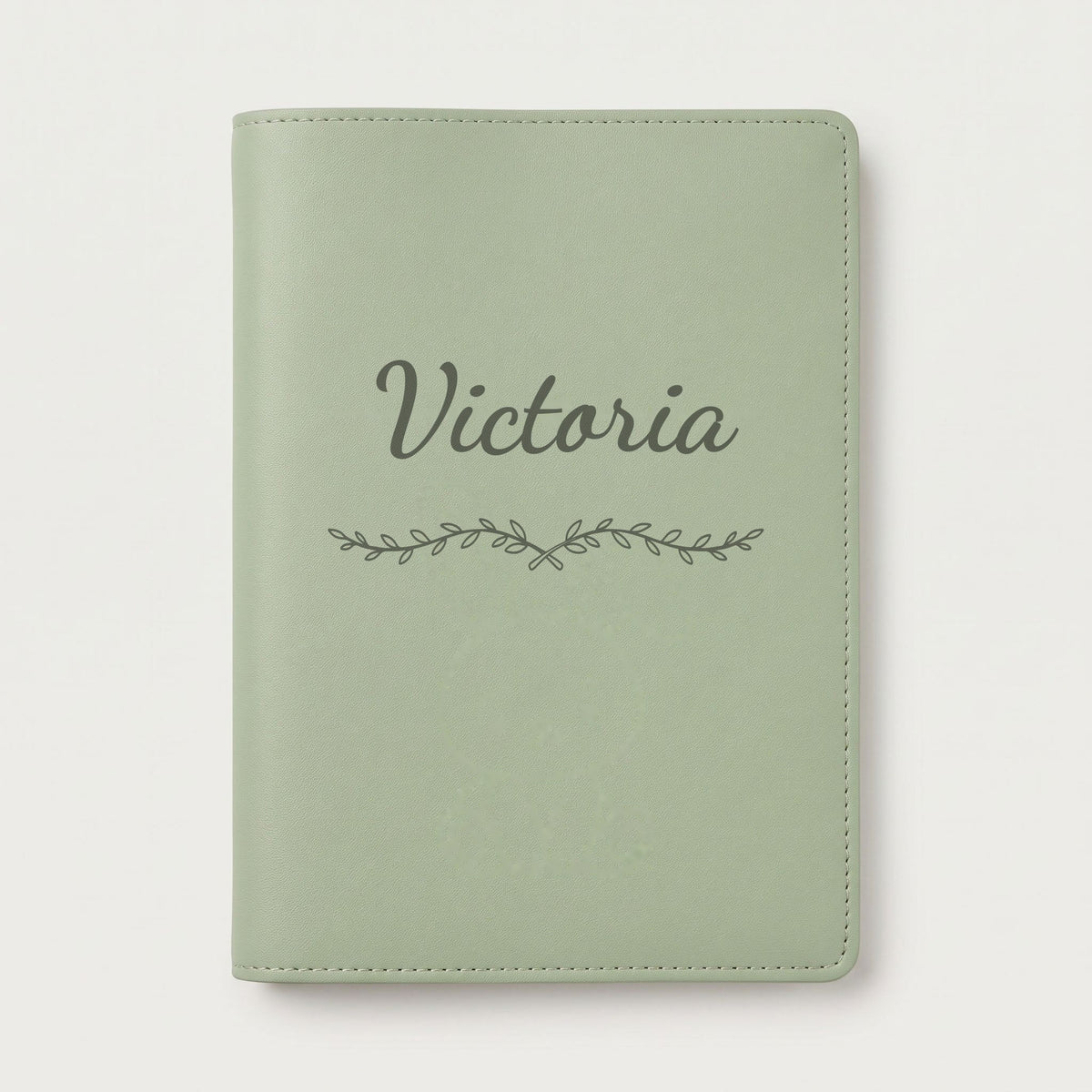 Protège carnet de santé personnalisé Victoria — Vert sauge — prénom « Victoria » gravé, ornement Liane