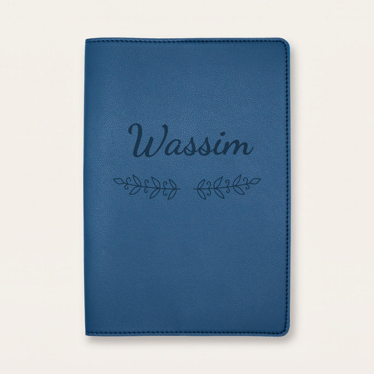 Protège carnet de santé personnalisé Wassim — Bleu nuit — prénom « Wassim » gravé, ornement Volutes
