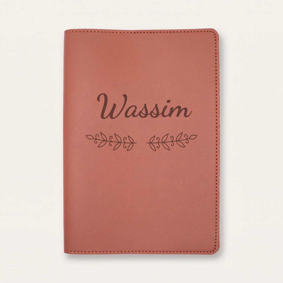 Protège carnet de santé personnalisé Wassim — Chocolat — prénom « Wassim » gravé, ornement Volutes