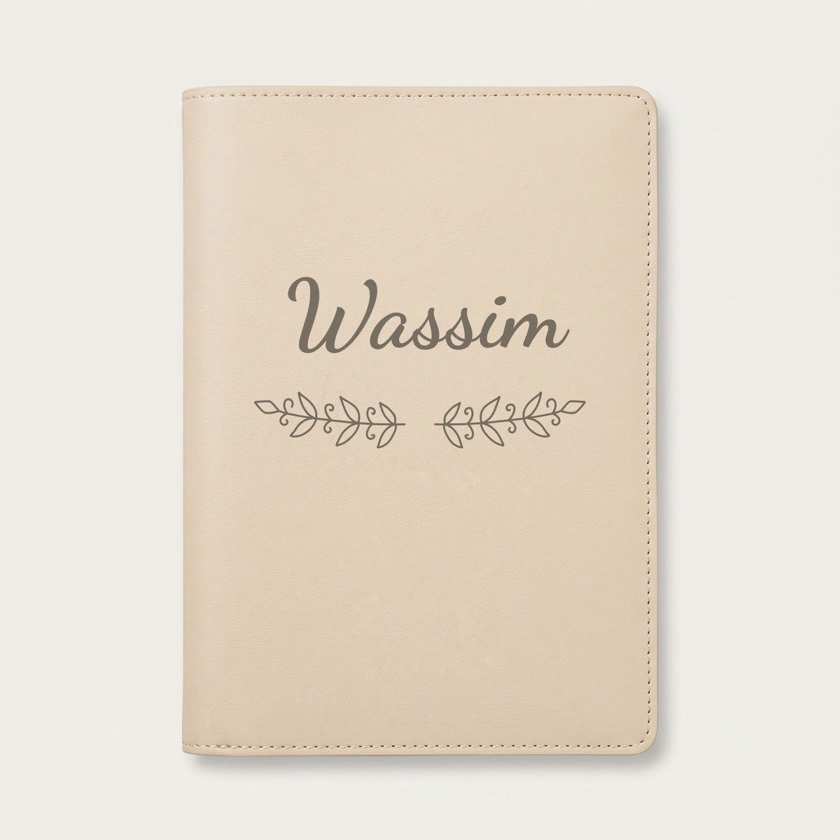 Protège carnet de santé personnalisé Wassim — Crème vanille — prénom « Wassim » gravé, ornement Volutes