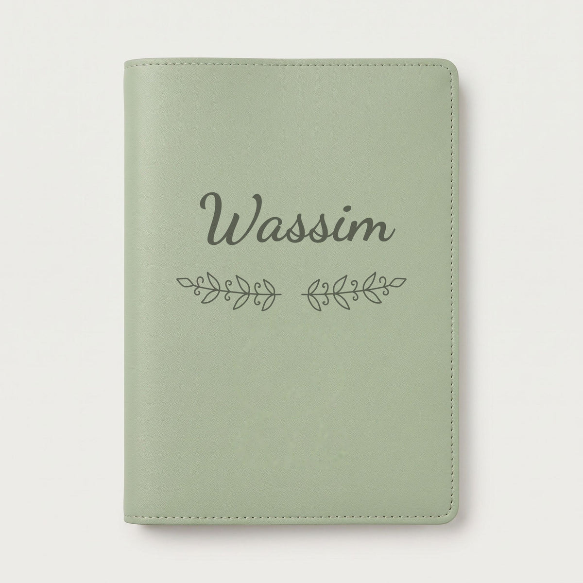 Protège carnet de santé personnalisé Wassim — Vert sauge — prénom « Wassim » gravé, ornement Volutes