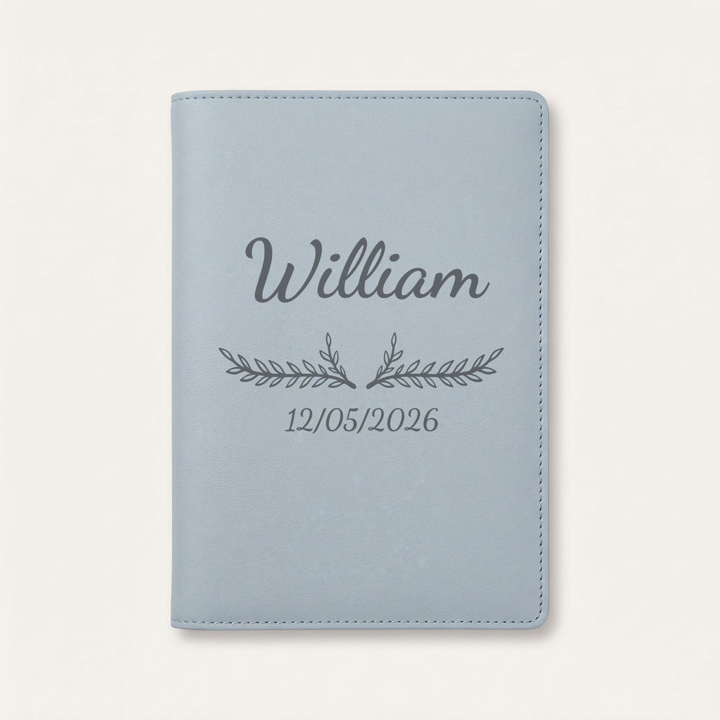 Protège carnet de santé personnalisé William — Bleu nuage — prénom « William », ornement Bouquet et date de naissance « 12/05/2026 » gravés