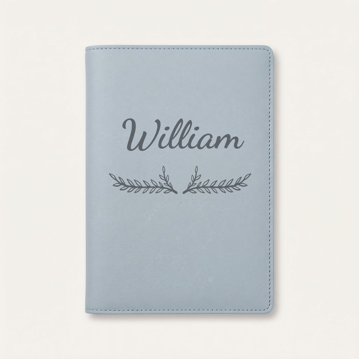 Protège carnet de santé personnalisé William — Bleu nuage — prénom « William » gravé, ornement Bouquet