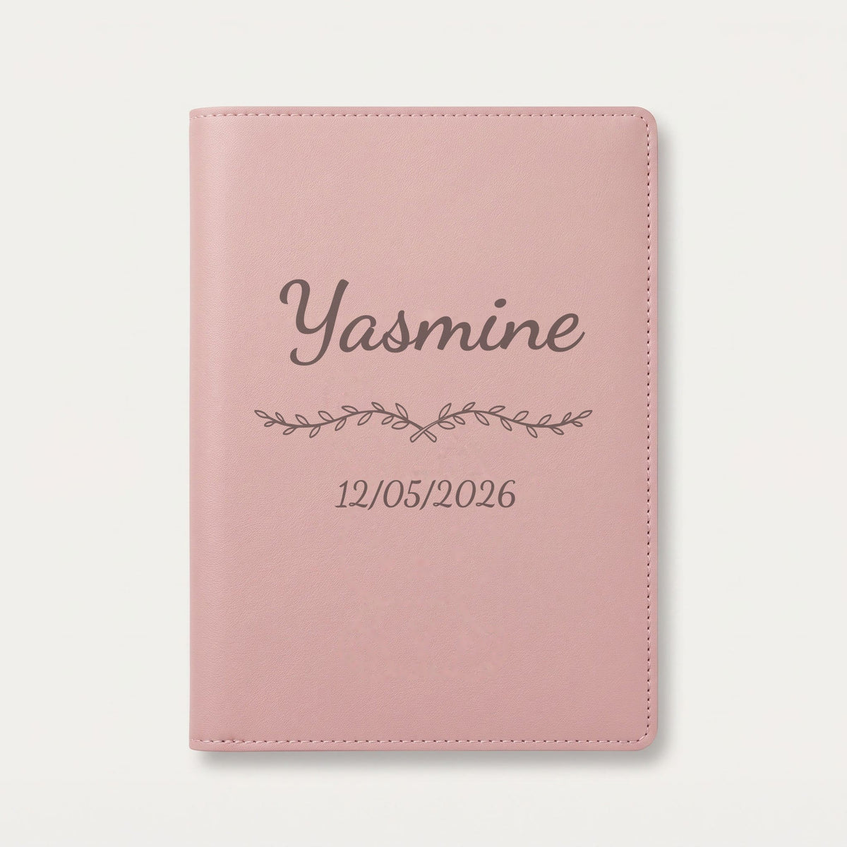 Protège carnet de santé personnalisé Yasmine — Rose dragée — prénom « Yasmine », ornement Liane et date de naissance « 12/05/2026 » gravés