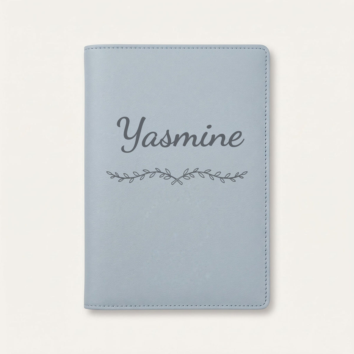 Protège carnet de santé personnalisé Yasmine — Bleu nuage — prénom « Yasmine » gravé, ornement Liane