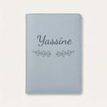 Protège carnet de santé personnalisé Yassine — Bleu nuage — prénom « Yassine » gravé, ornement Volutes