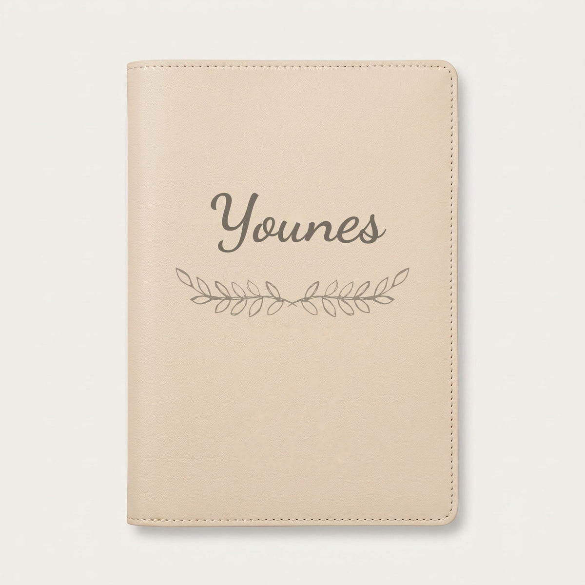 Protège carnet de santé personnalisé Younes — Crème vanille — prénom « Younes » gravé, ornement Feuillage