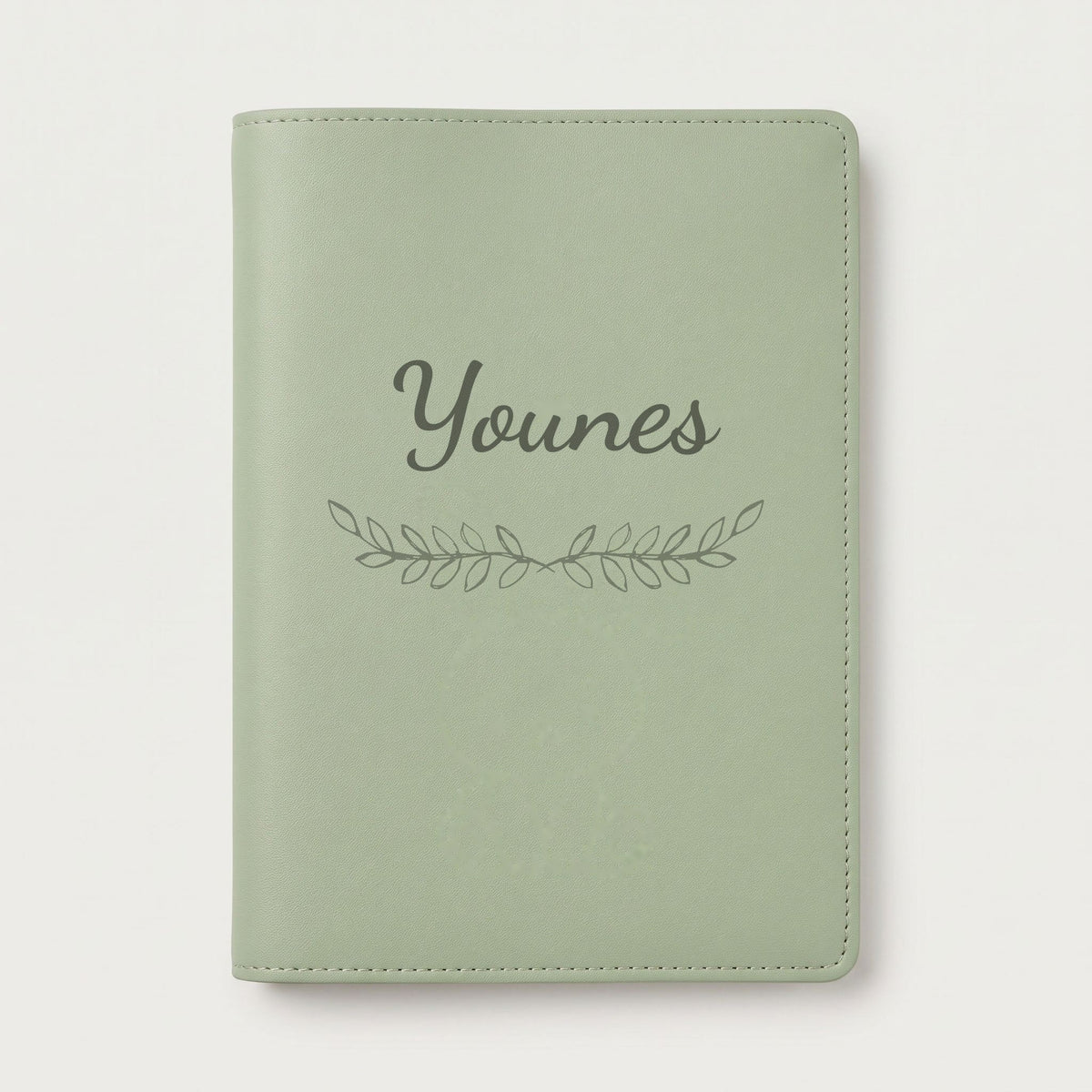 Protège carnet de santé personnalisé Younes — Vert sauge — prénom « Younes » gravé, ornement Feuillage