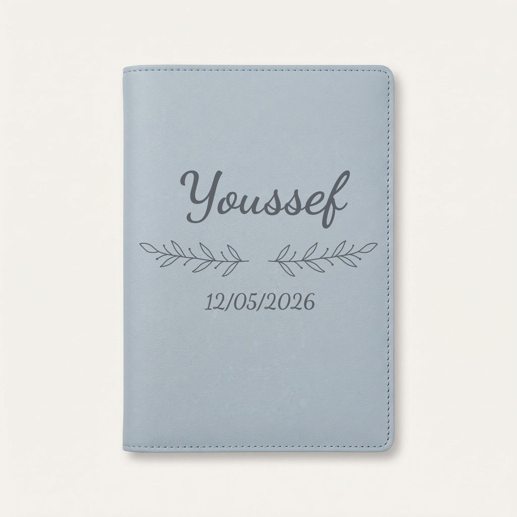 Protège carnet de santé personnalisé Youssef — Bleu nuage — prénom « Youssef », ornement Rameaux et date de naissance « 12/05/2026 » gravés
