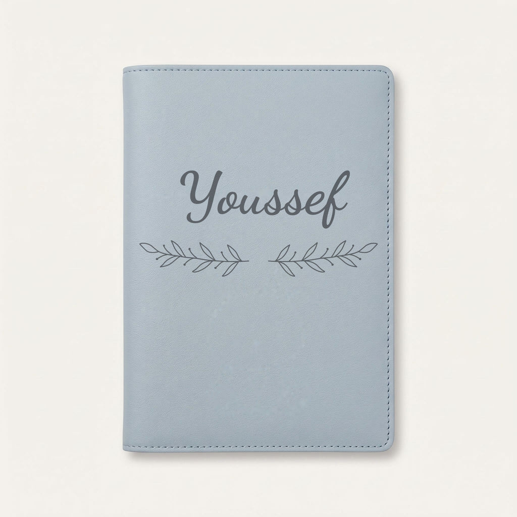 Protège carnet de santé personnalisé Youssef — Bleu nuage — prénom « Youssef » gravé, ornement Rameaux