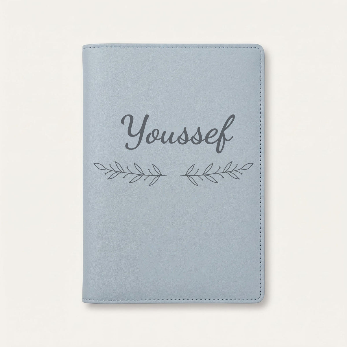 Protège carnet de santé personnalisé Youssef — Bleu nuage — prénom « Youssef » gravé, ornement Rameaux