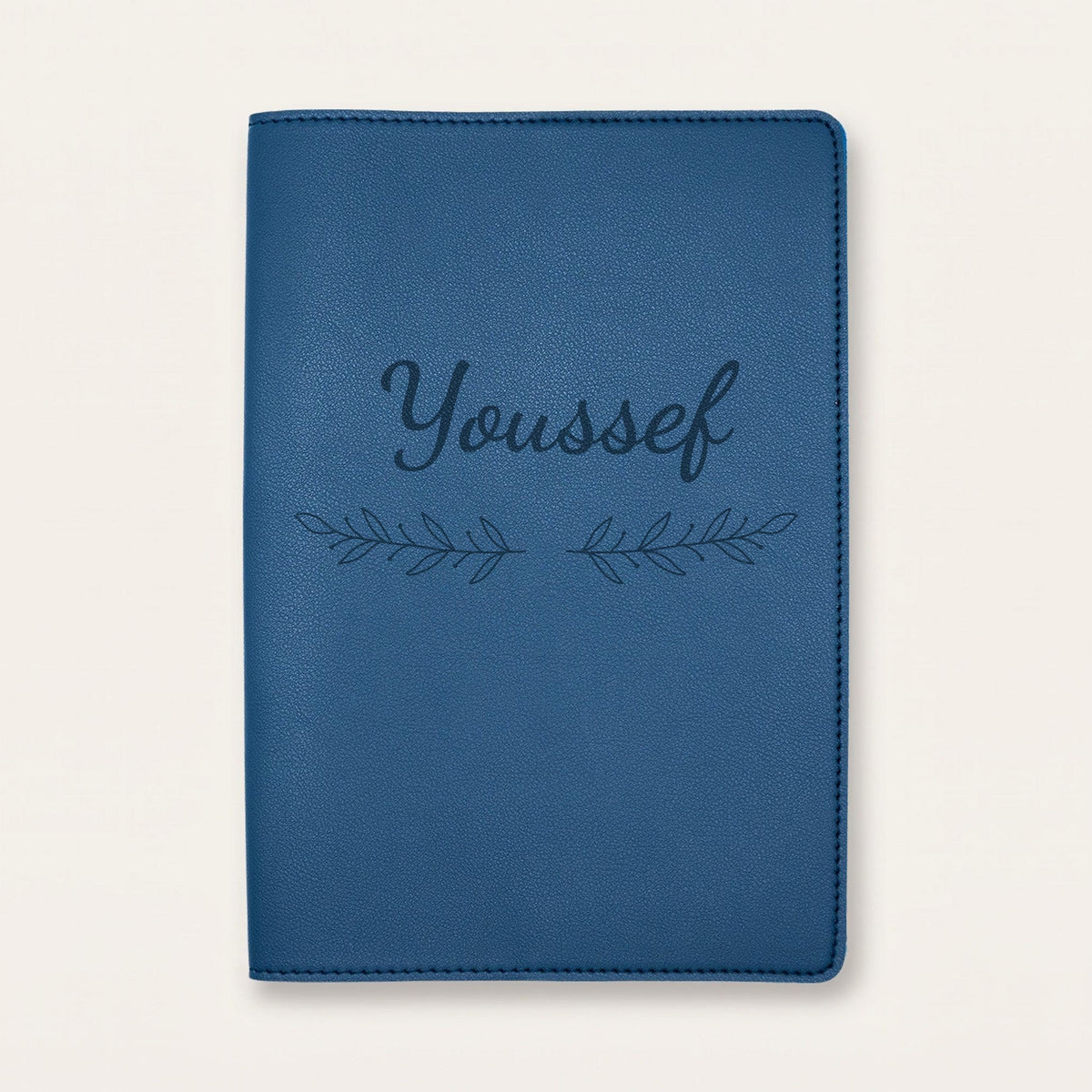 Protège carnet de santé personnalisé Youssef — Bleu nuit — prénom « Youssef » gravé, ornement Rameaux