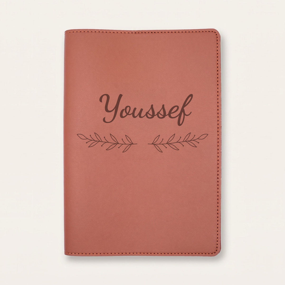 Protège carnet de santé personnalisé Youssef — Chocolat — prénom « Youssef » gravé, ornement Rameaux