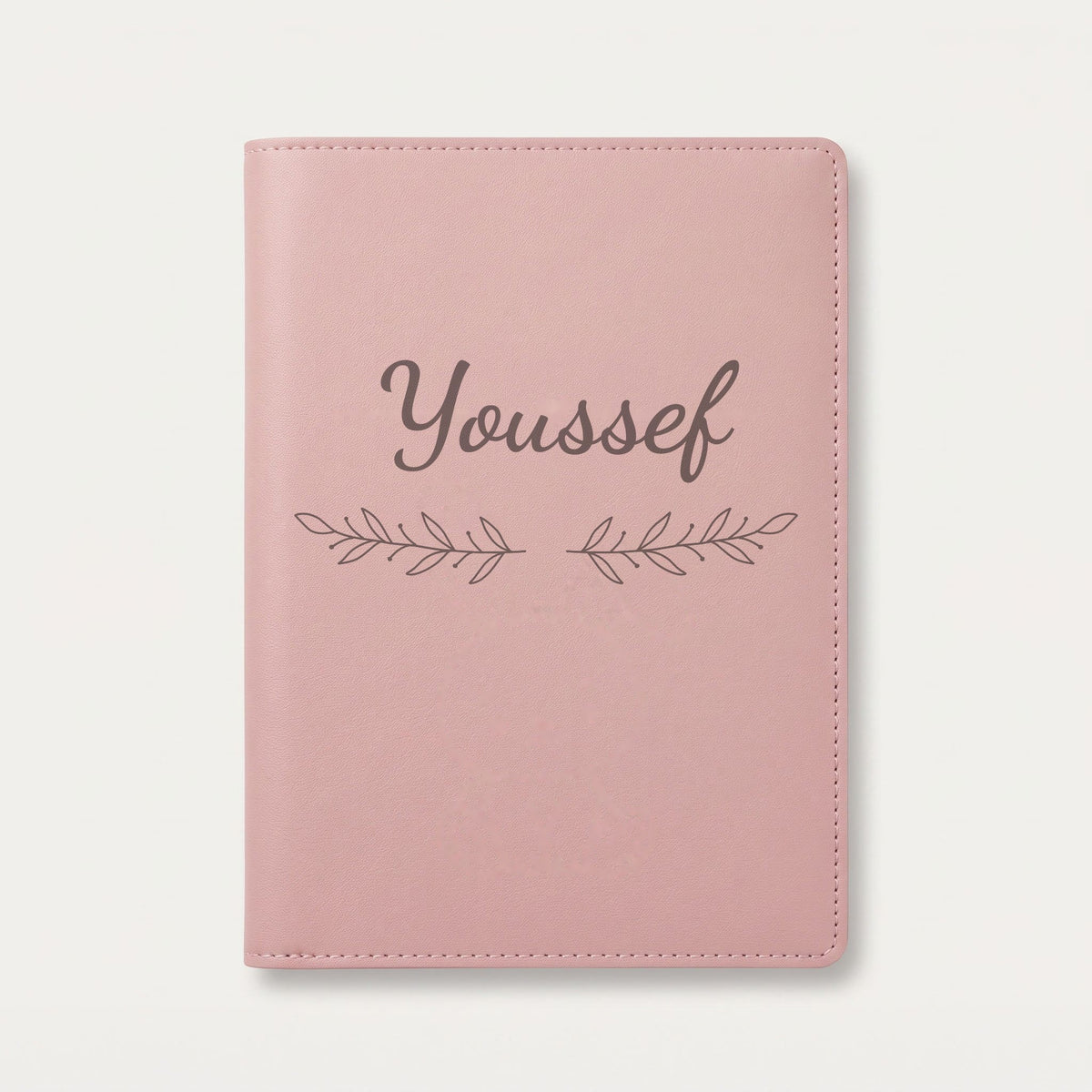 Protège carnet de santé personnalisé Youssef — Rose dragée — prénom « Youssef » gravé, ornement Rameaux