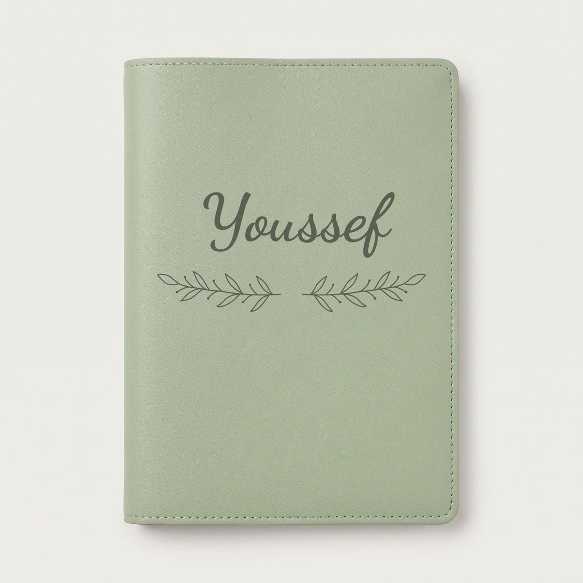 Protège carnet de santé personnalisé Youssef — Vert sauge — prénom « Youssef » gravé, ornement Rameaux