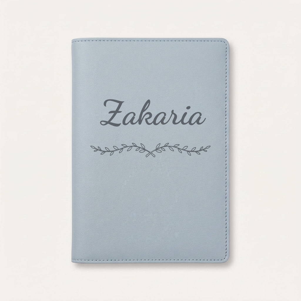 Protège carnet de santé personnalisé Zakaria — Bleu nuage — prénom « Zakaria » gravé, ornement Liane