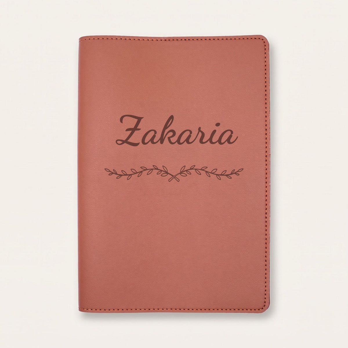 Protège carnet de santé personnalisé Zakaria — Chocolat — prénom « Zakaria » gravé, ornement Liane