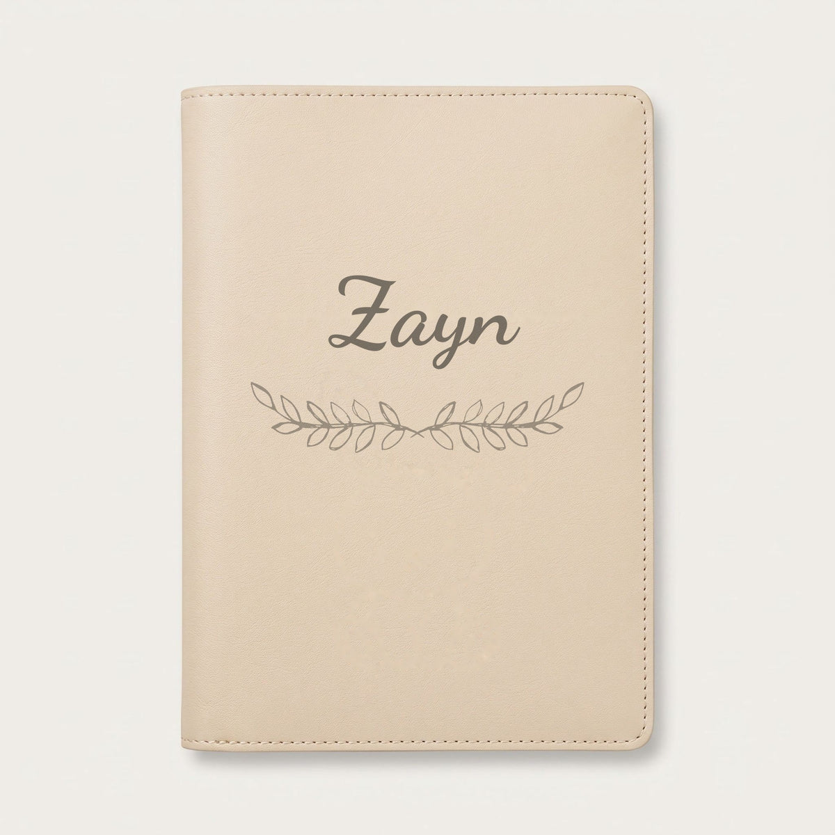 Protège carnet de santé personnalisé Zayn — Crème vanille — prénom « Zayn » gravé, ornement Feuillage