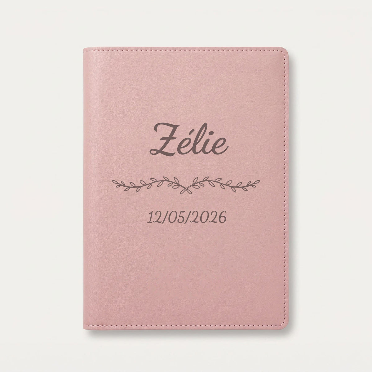 Protège carnet de santé personnalisé Zélie — Rose dragée — prénom « Zélie », ornement Liane et date de naissance « 12/05/2026 » gravés