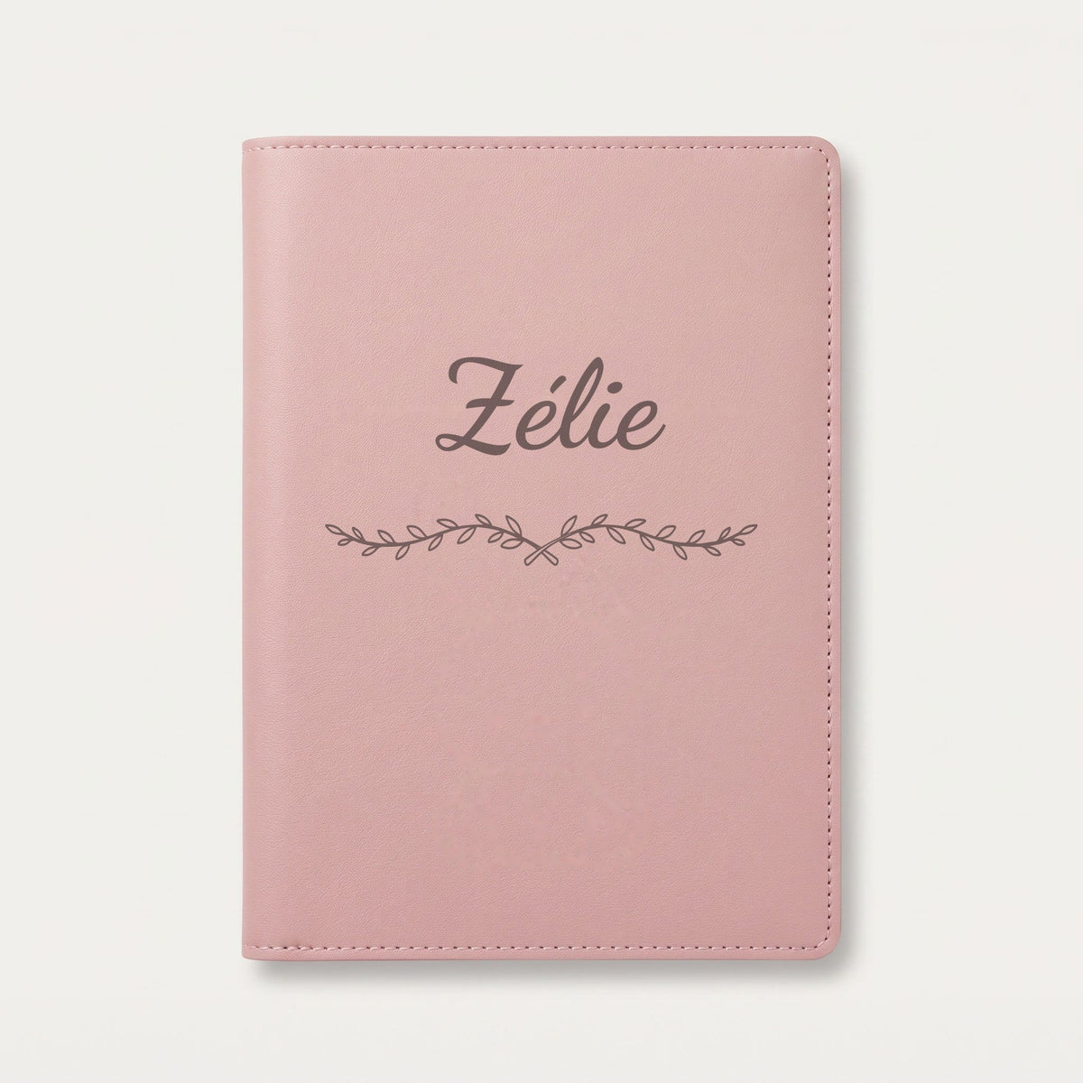 Protège carnet de santé personnalisé Zélie — Rose dragée — prénom « Zélie » gravé, ornement Liane