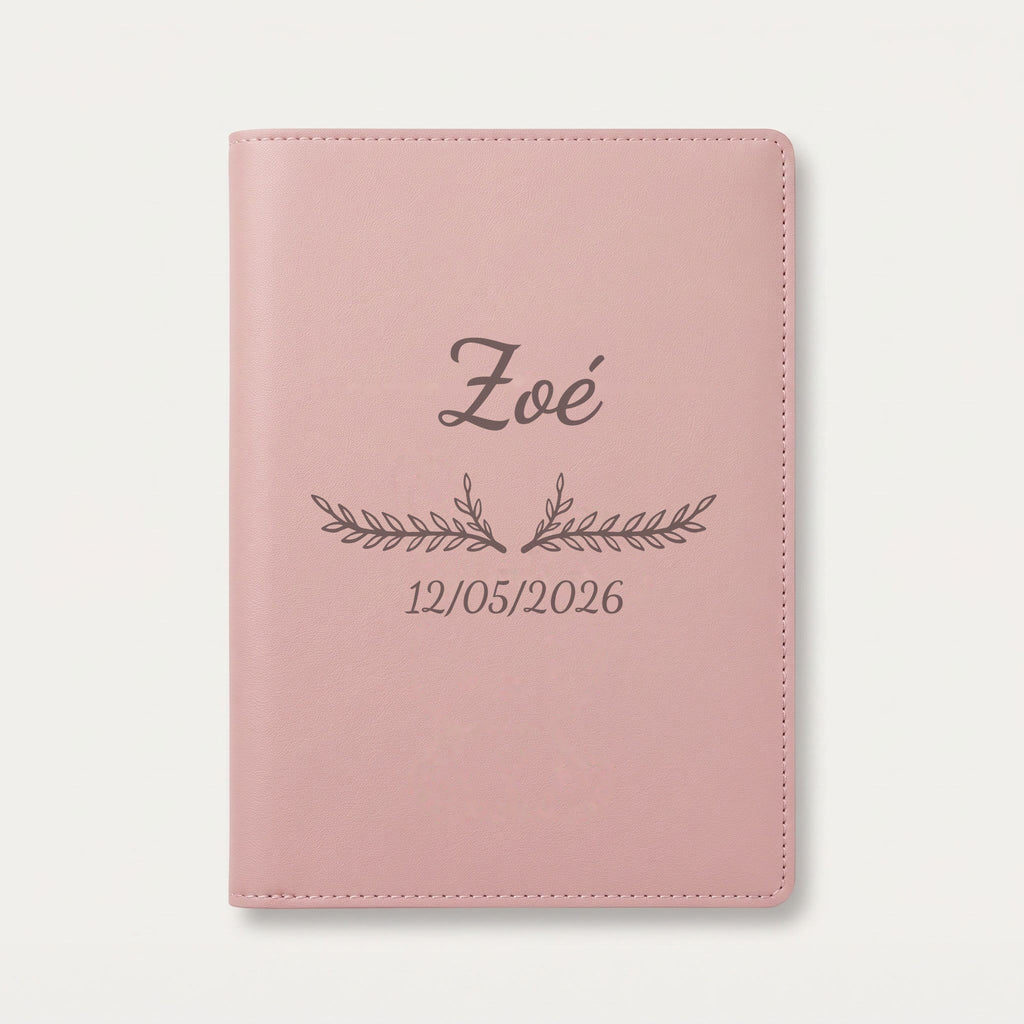 Protège carnet de santé personnalisé Zoé — Rose dragée — prénom « Zoé », ornement Bouquet et date de naissance « 12/05/2026 » gravés