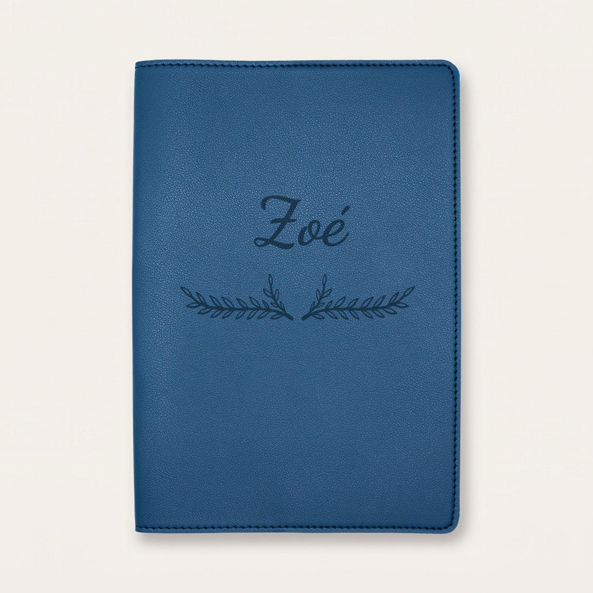 Protège carnet de santé personnalisé Zoé — Bleu nuit — prénom « Zoé » gravé, ornement Bouquet