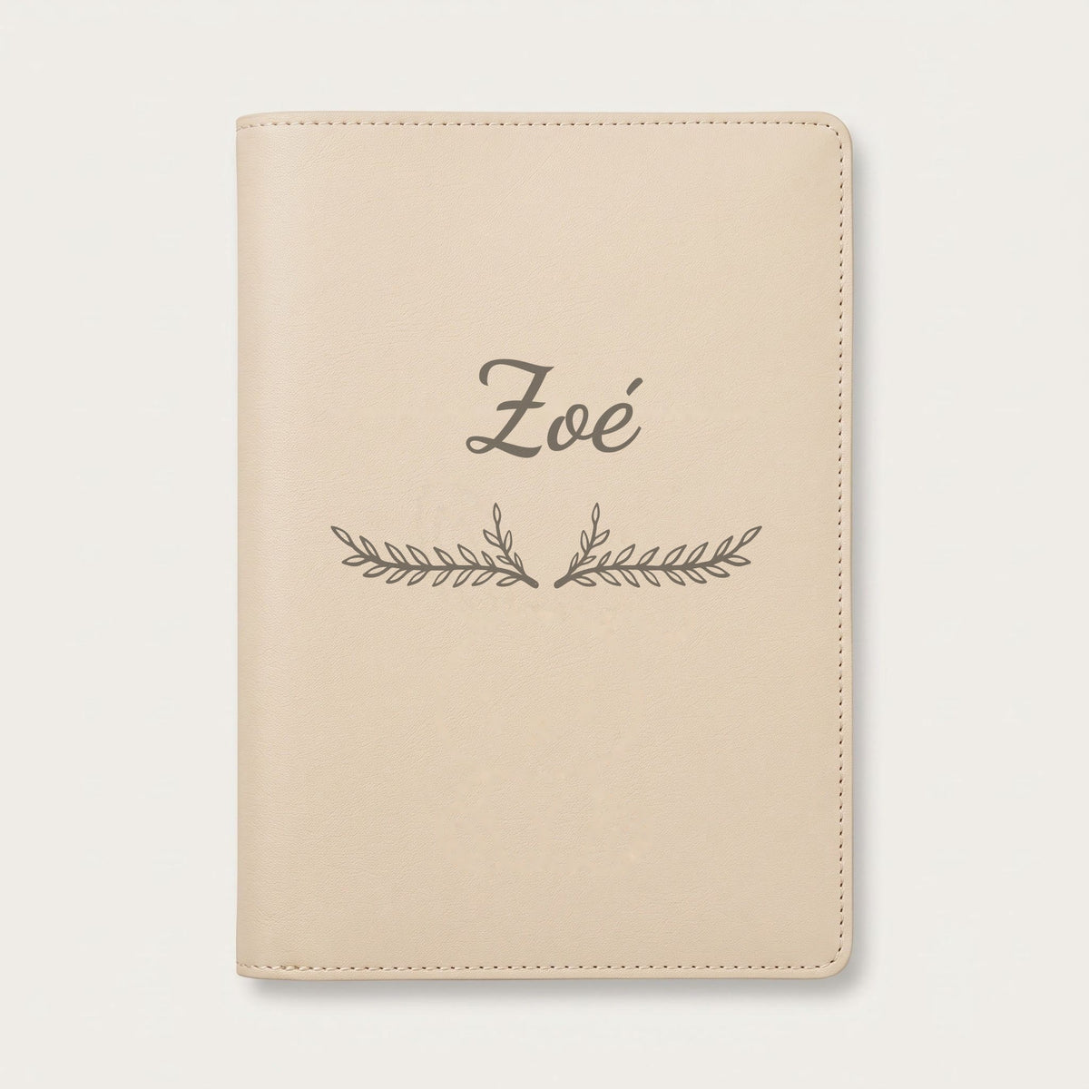 Protège carnet de santé personnalisé Zoé — Crème vanille — prénom « Zoé » gravé, ornement Bouquet