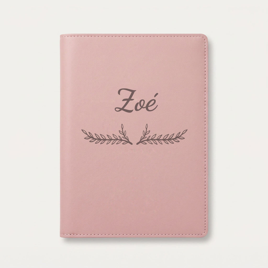 Protège carnet de santé personnalisé Zoé — Rose dragée — prénom « Zoé » gravé, ornement Bouquet