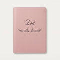 Protège carnet de santé personnalisé Zoé — Rose dragée — prénom « Zoé » gravé, ornement Bouquet