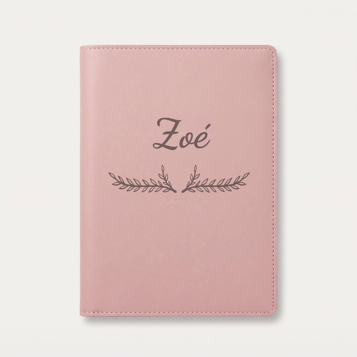 Protège carnet de santé personnalisé Zoé — Rose dragée — prénom « Zoé » gravé, ornement Bouquet