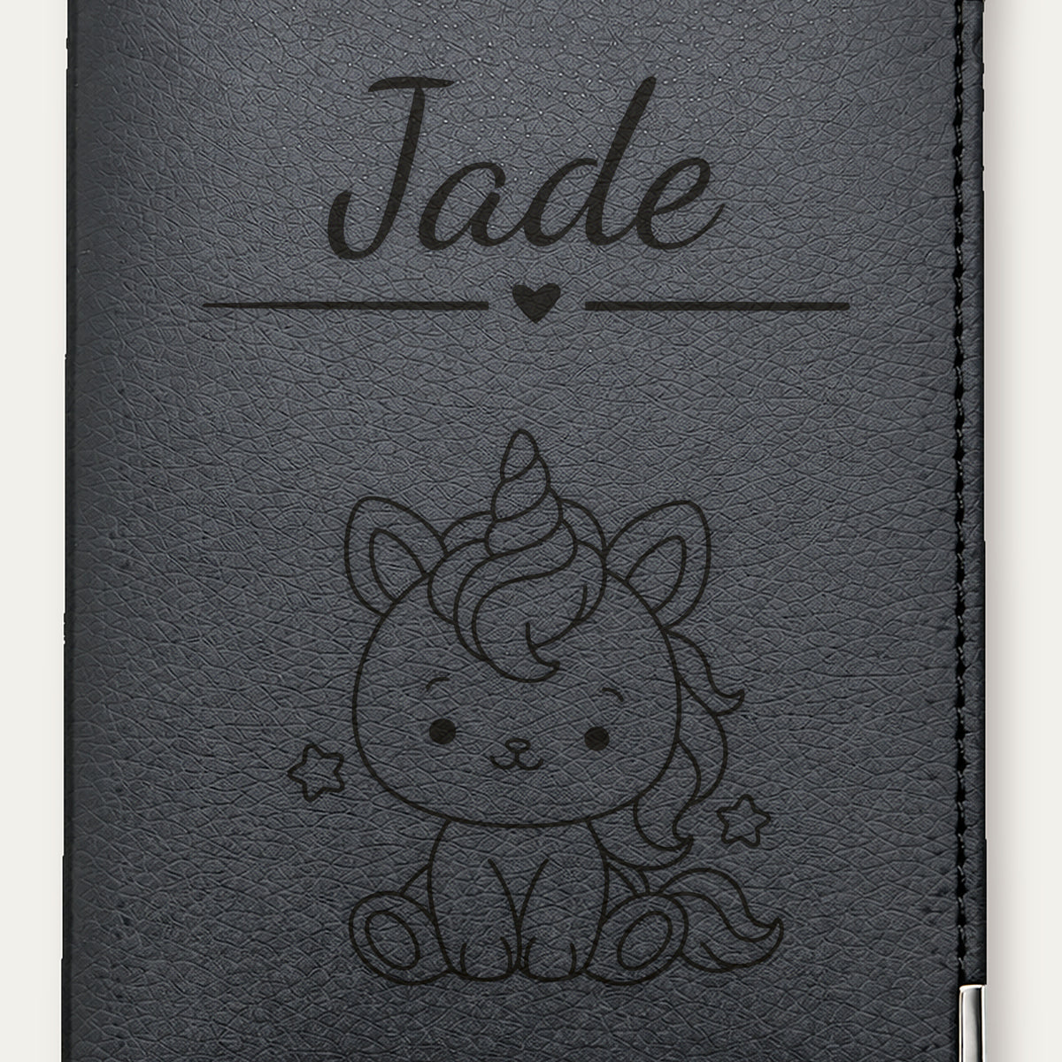 Protège-passeport bébé fille personnalisé – Licorne — Noire — gros plan de la gravure « Jade »
