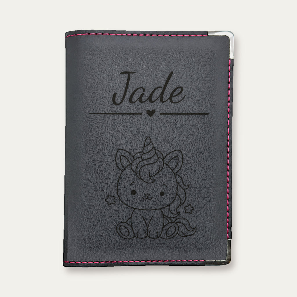 Protège-passeport bébé fille personnalisé – Licorne — Rose — gravure « Jade »