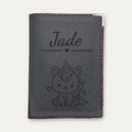 Protège-passeport bébé fille personnalisé – Licorne — Rose — gravure « Jade »