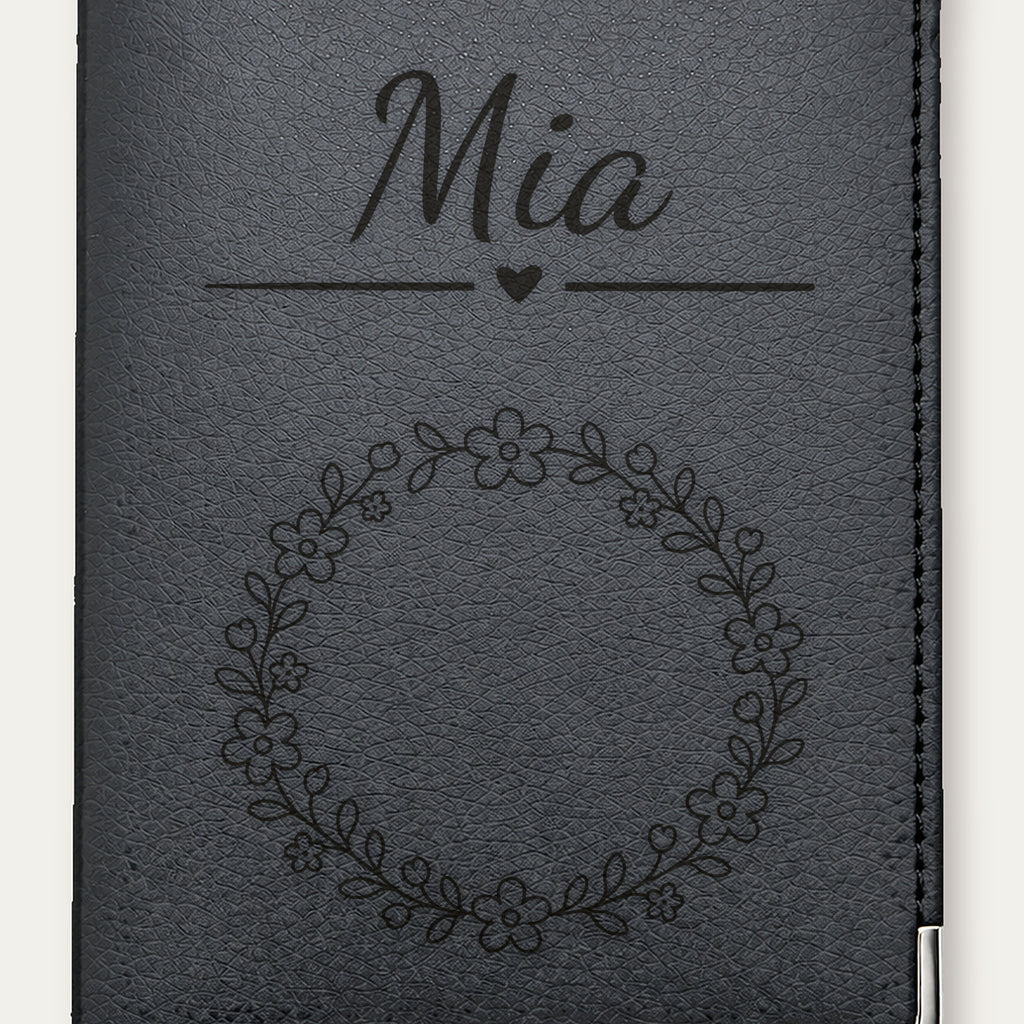 Protège-passeport bébé fille personnalisé – Petites fleurs — Noire — gros plan de la gravure « Mia »