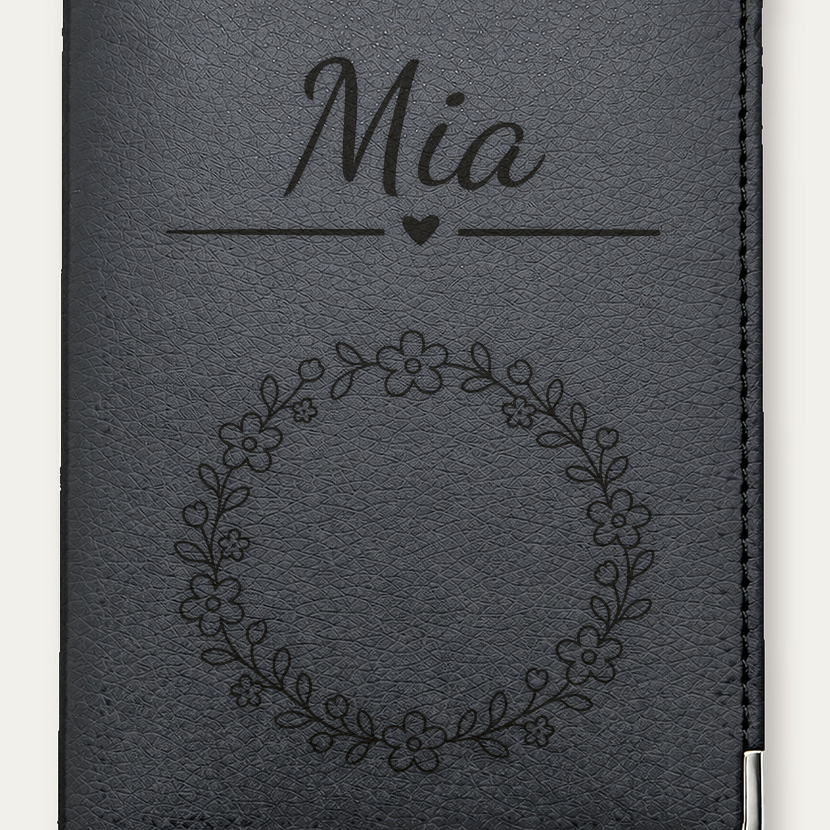 Protège-passeport bébé fille personnalisé – Petites fleurs — Noire — gros plan de la gravure « Mia »
