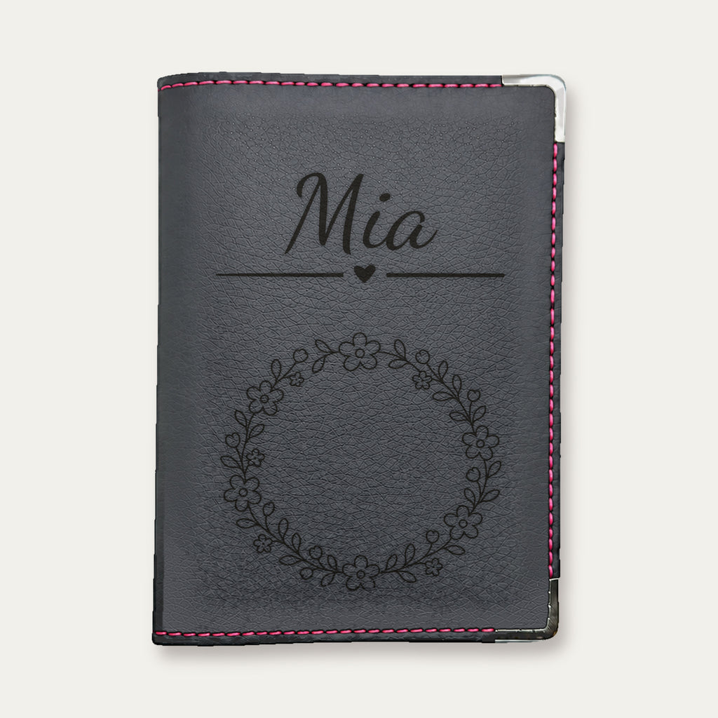 Protège-passeport bébé fille personnalisé – Petites fleurs — Rose — gravure « Mia »