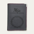 Protège-passeport bébé fille personnalisé – Petites fleurs — Rose — gravure « Mia »
