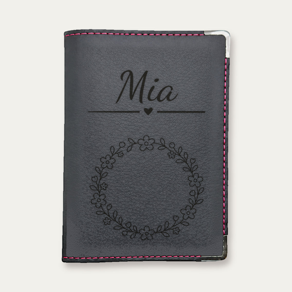 Protège-passeport bébé fille personnalisé – Petites fleurs — Rose — gravure « Mia »