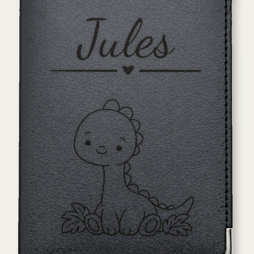 Protège-passeport bébé garçon personnalisé – Dinosaure — Noire — gros plan de la gravure « Jules »