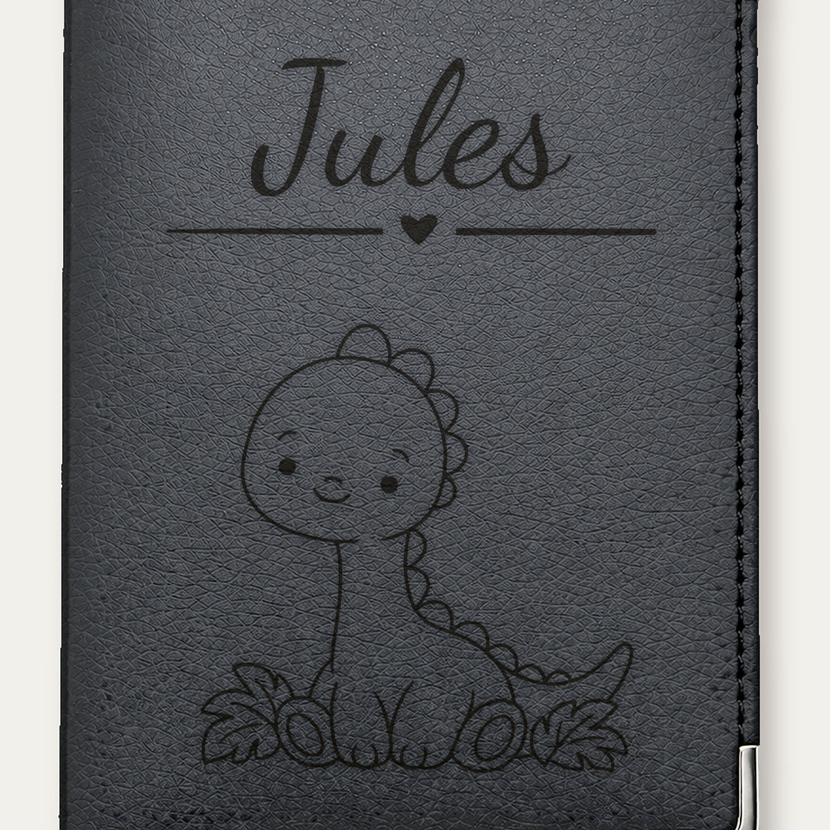 Protège-passeport bébé garçon personnalisé – Dinosaure — Noire — gros plan de la gravure « Jules »
